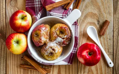 Manzanas al horno con canela y azúcar, listas para disfrutar.