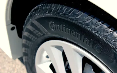 Gomma Continental con la sua **tabella dot pneumatici lettere** in rilievo.