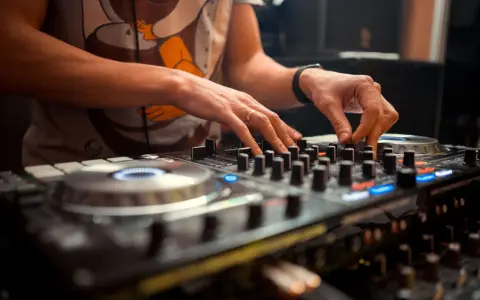 Jak szukać DJ-a na wesele, aby uniknąć rozczarowania i kosztów