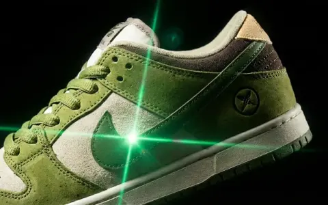 Zielone buty Nike SB Dunk z oryginalną metką, oświetlone zielonym laserem.