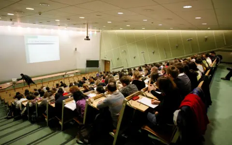 Wykład w auli uniwersyteckiej. Studenci siedzą w rzędach, słuchając wykładowcy. Może to być jeden z najmniej obleganych kierunków studiów, skoro sala jest tak pusta.
