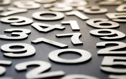 Rozrzucone cyfry tworzą chaos, ale w tym bałaganie można dostrzec numerologiczną trójkę.