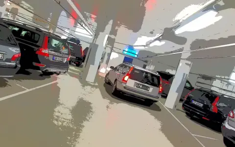 Samochody na parkingu podziemnym w Norwegii. Uważaj na mandaty, parkując nieprawidłowo.
