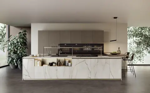 Cucina moderna con isola centrale in marmo, pensili color tortora e elettrodomestici neri. Finiture laccato o laminato.