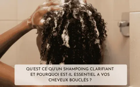 Une personne aux cheveux bouclés utilise un shampoing clarifiant maison sous la douche.