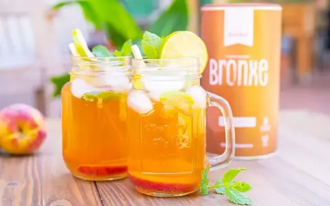Erfrischender Eistee mit Pfirsich, Minze und Limette. Perfekt zum eistee selber machen kinderleicht.