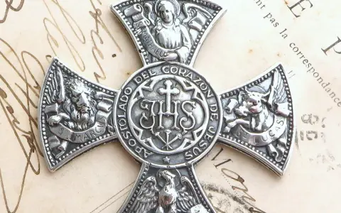 Srebrny krzyż z symbolami ewangelistów: lew (św. Marek), anioł (św. Mateusz), wół (św. Łukasz) i orzeł (św. Jan).