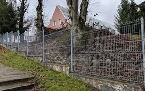 Jak zrobić ogrodzenie na skarpie - uniknij błędów i zyskaj stabilność