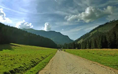 Droga przez dolinę, otoczoną lasami i górami, przypomina krajobrazy z obrazów Witkacego.
