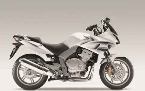 Srebrny motocykl Honda CBF 1000, idealny do turystyki. Sprawdź honda cbf 1000 dane techniczne.