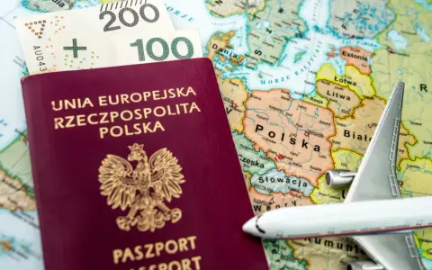 Paszport tymczasowy Rzeczypospolitej Polskiej, polskie banknoty i model samolotu na tle mapy Europy.