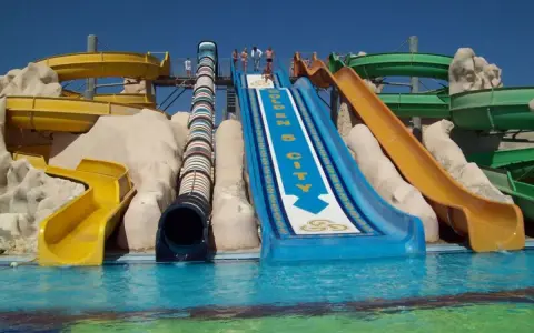 Wodne zjeżdżalnie w Hawaii Paradise Aqua Park Resort, zjeżdżalnia "Golden City" i inne kolorowe atrakcje wodne.