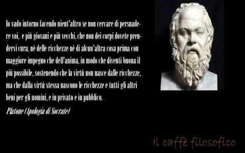 Busto di Socrate, con citazione da Platone sull'importanza della virtù e del pensiero socratico.
