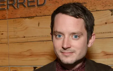 Elijah Wood med sina blå ögon, en skådespelare känd från många filmer.