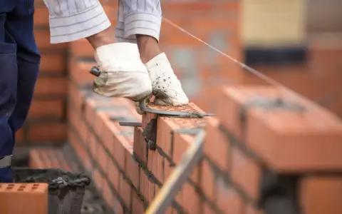 Ile waży cegła klinkierowa? Odkryj różnice w wagach i typach