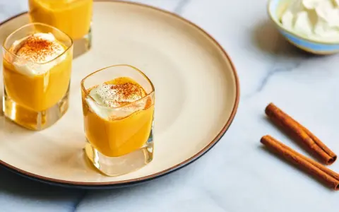 Pomarańczowe shoty z bitą śmietaną i cynamonem. Czy adwokat to alkohol? Nie, to pyszny deser!
