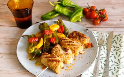 Spiedini di pollo impanato con friggitelli e pomodorini, un classico della ricetta pugliese.
