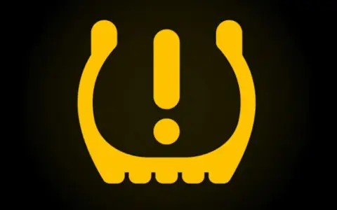 Icono amarillo en el salpicadero del coche que indica baja presión en los neumáticos.