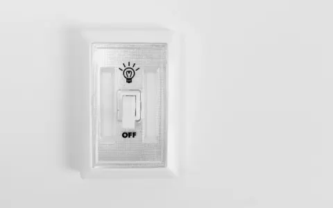 Wyłącznik światła z napisem "OFF". Ucz się phrasal verbs po polsku, by lepiej rozumieć język.