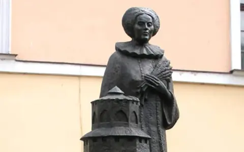 Pomnik Anny Wazówny z modelem zamku, upamiętniający jej pobyt w pałacu Anny Wazówny w Brodnicy.