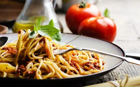 Gruby makaron spaghetti: jak gotować i z czym łączyć? Poradnik eksperta