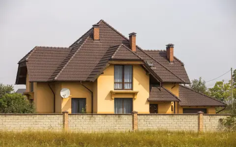 Jak dobrać kolory elewacji do brązowego dachu z symulacją kolorów