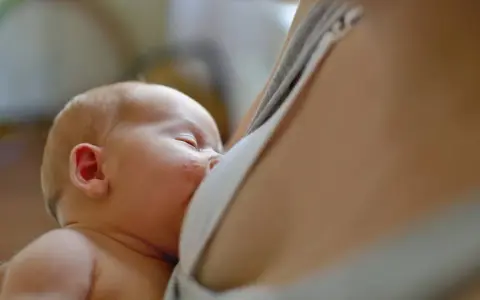 Malutkie niemowlę karmione piersią. Warto wiedzieć, co ile powinno jeść miesięczne niemowlę, by zapewnić mu najlepszy start.