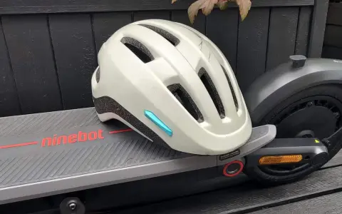 Kask z technologią MIPS co to? leży na hulajnodze Ninebot. Zapewnia dodatkową ochronę głowy podczas jazdy.