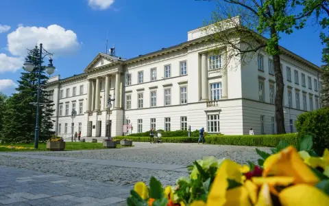 Biały budynek z kolumnami, piękny przykład architektury, jedna z radomskich atrakcji.