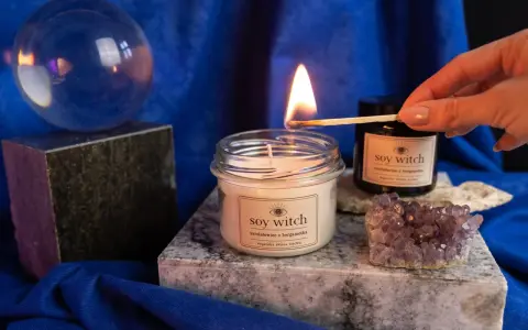 Zapalamy świecę sojową "Soy Witch" zapałką. Magiczny rytuał, jak palić świece sojowe, zaczyna się od zapalenia knotu.