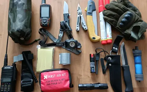 Zestaw do przetrwania: GPS, radio, apteczka, noże, latarka, rękawice, racje. Survival co to? To przygotowanie na nieprzewidziane sytuacje.