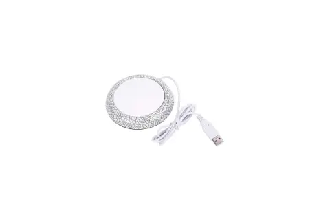 Vit koppvärmare med USB-kabel och ett mönster som liknar krossat glas. Perfekt för att hålla kaffet varmt vid datorn.
