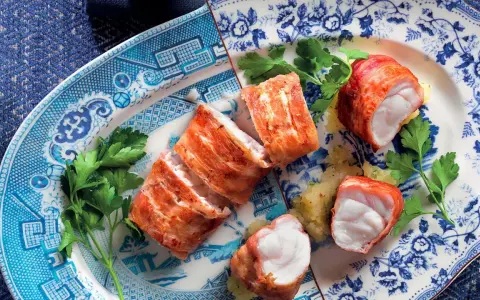 Deliziosi bocconcini di rana pescatrice avvolti in pancetta, pronti per essere gustati. Un'idea per le tue prossime rana pescatrice ricette.
