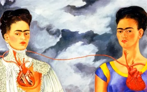 Les deux Fridas, deux portraits de l'artiste reliés par une artère, l'une en robe victorienne, l'autre en tenue colorée.
