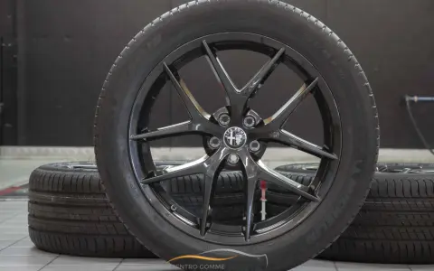 Cerchi in lega neri lucidi con pneumatici Michelin 255/45 R20, perfetti per la tua Stelvio.