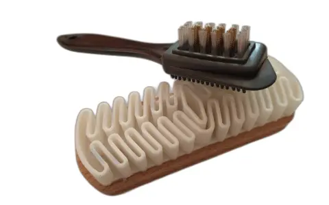 Cepillo de limpieza para calzado con cerdas metálicas y base de madera con surcos, ideal para tratar ante material.