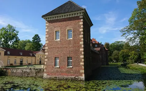 Historisches Wasserschloss mit Teich, ideal für Veranstaltungen in Velen.