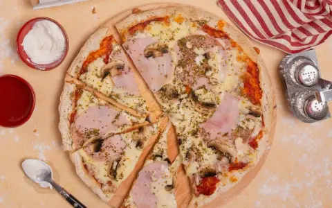 Ile kalorii ma pizza Capriciosa? Konkretne liczby i jak ją odchudzić.
