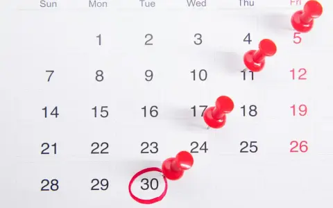 Kalendarz z zaznaczonym 30 dniem, przypominający o ważnym wydarzeniu w lipcu (july). Czerwone pinezki oznaczają inne daty.