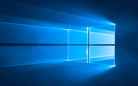 Das Windows 10 Logo leuchtet blau vor einem dunklen Hintergrund. Informiere dich über die Windows 10 Systemanforderungen.