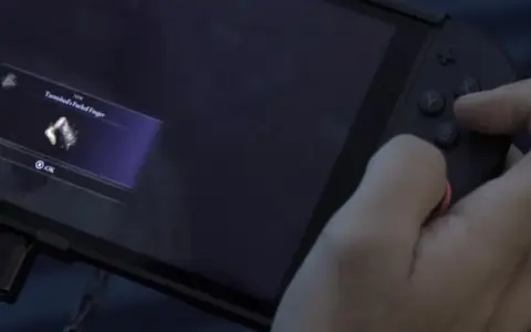 Gracz gra w Elden Ring na Nintendo Switch, zdobywając nowy przedmiot "Tarnished's Furled Finger".