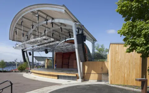 Scenen för Allsång på Skansen, redo för publik. En ensam person går på den tomma scenen.