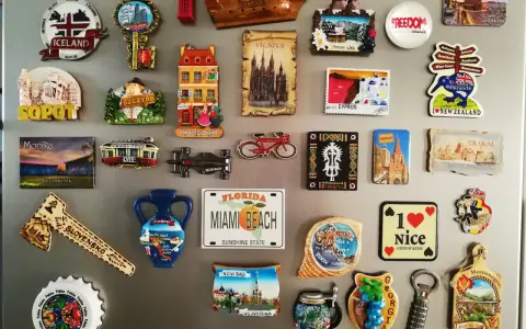 Lodówka pełna magnesów z podróży. Znajdziesz tu pamiątki z Czech, Polski, Chorwacji i innych krajów. Idealne, by przypomnieć sobie, co przywieźć z Czech.