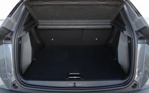 Bagagliaio Peugeot 2008: spazio e praticità per ogni viaggio. Le dimensioni sono ideali per caricare tutto ciò che serve.
