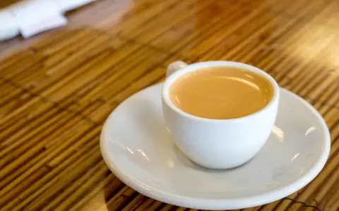Eine Tasse heißer Kaffee, ein wahrer Genuss für den Morgen. Kaffee ole!