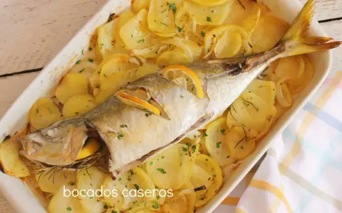 Chicharro al horno con patatas y limón, un plato casero delicioso y saludable.