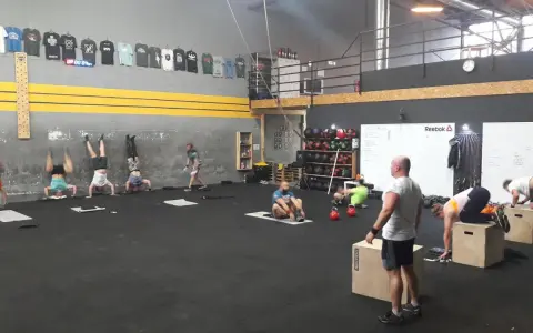 CrossFit Warszawa: Gdzie trenować? Wybierz idealny box!
