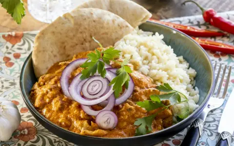 En krämig kycklingrätt med ris, naanbröd och rödlök. Ett perfekt middagstips vardag för hela familjen.