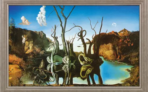 Surrealistisk Salvador Dalí tavla med elefanter med långa ben och svanar som speglas i vattnet, i ett drömlikt landskap.