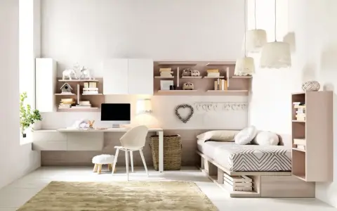 Camera ragazzo 20 anni: scrivania con computer, letto singolo, libreria e decorazioni a forma di cuore.